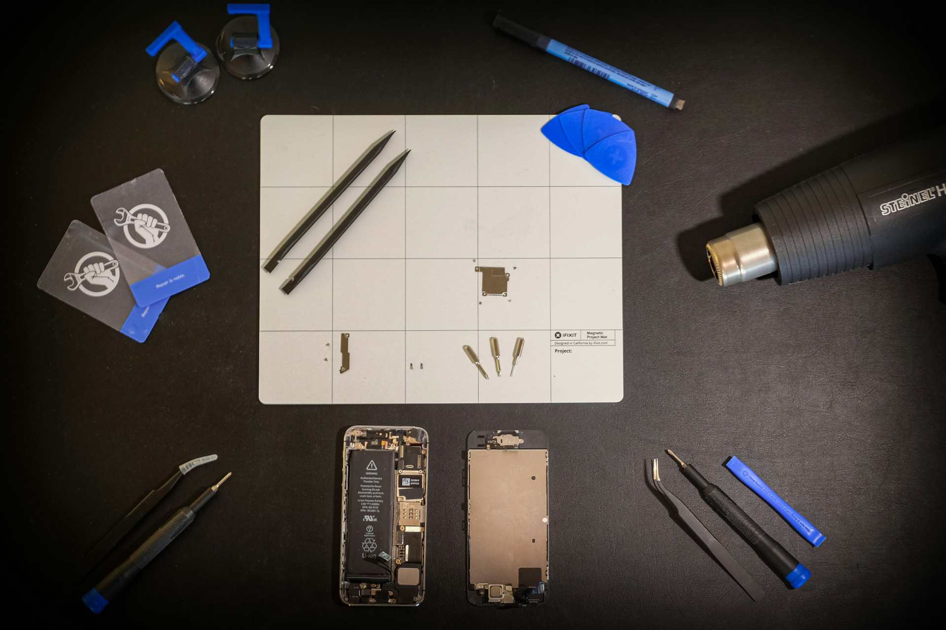 Utensilios variados para reparar móviles