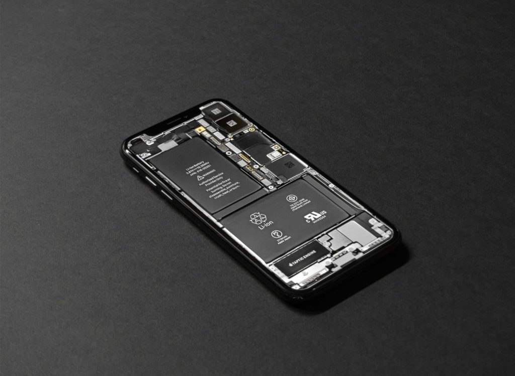 Teléfono móvil sin la tapa con la bate´ria visible